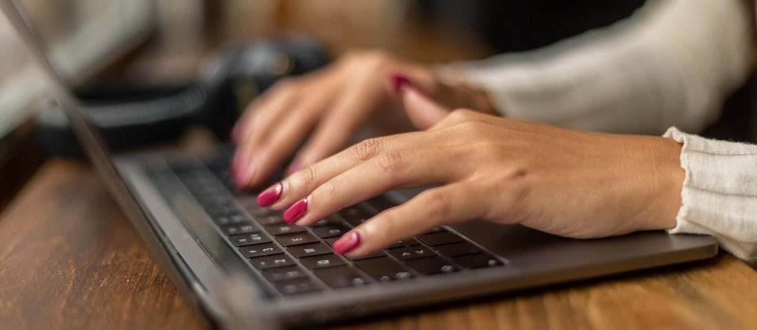 kobieta-pracuje-na-laptopie